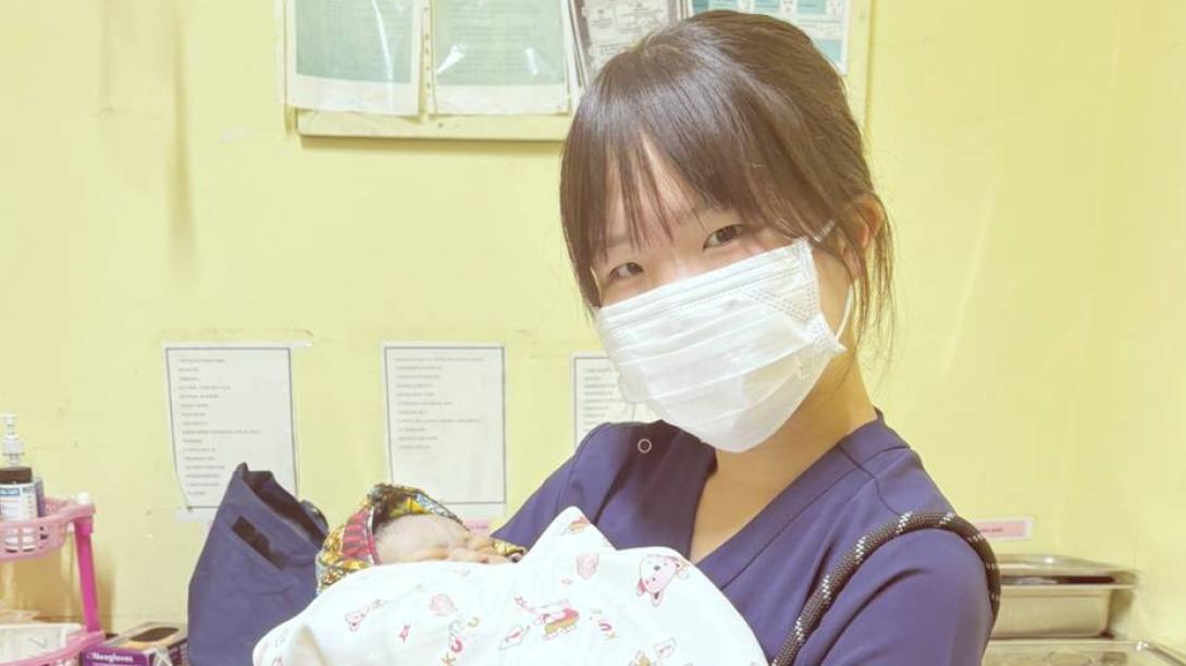 タンザニアの病院で新生児を抱く高校生医療ボランティア清瀬心結さん